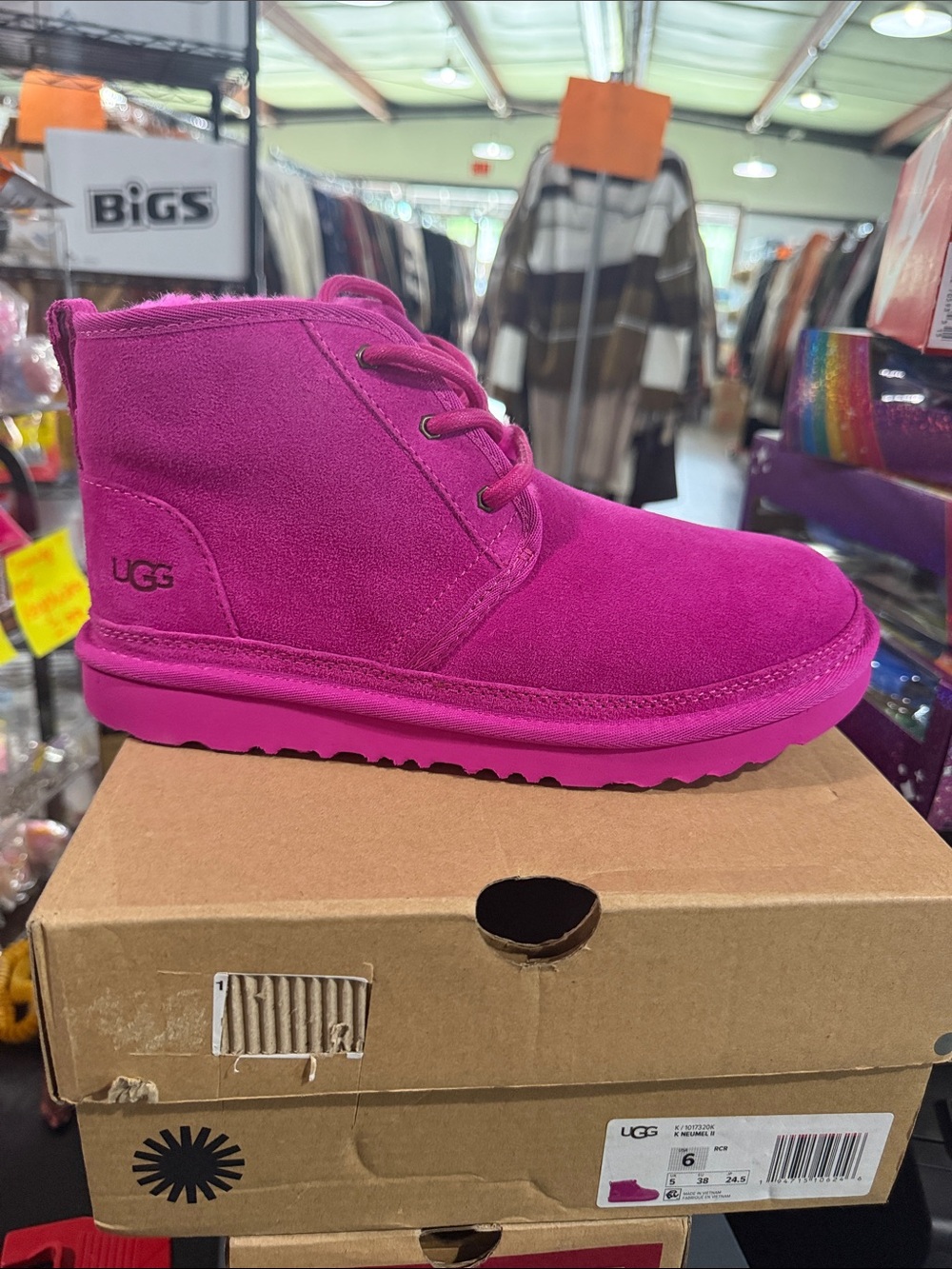 UGG NIB Sz 6 Women’s Mini Lace-Up Boot in Bright Pink Suede Fur Lined